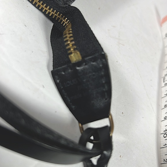 Louis Vuitton Epi leather pochette black. Very good condition - Picture 8 of 10